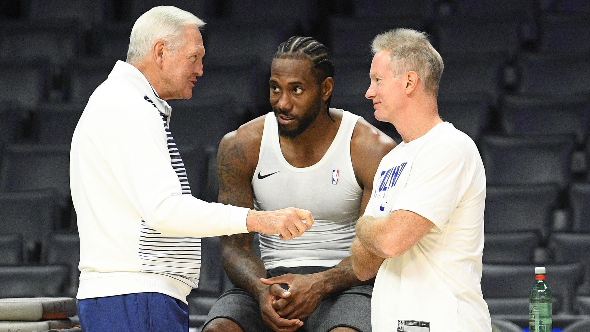 LA Clippers player Kawhi Leonard speaking with management