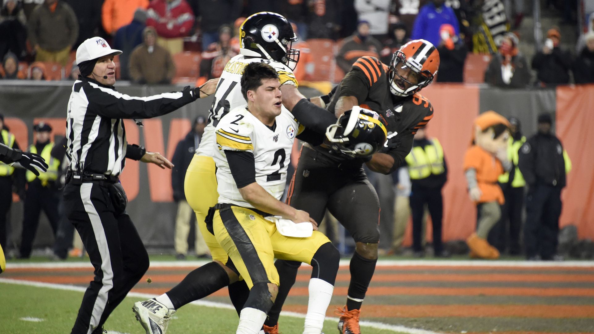 Fight between Cleveland Browns and Pittsburgh Steelers