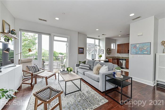 2200 Lyndhurst Ave #203