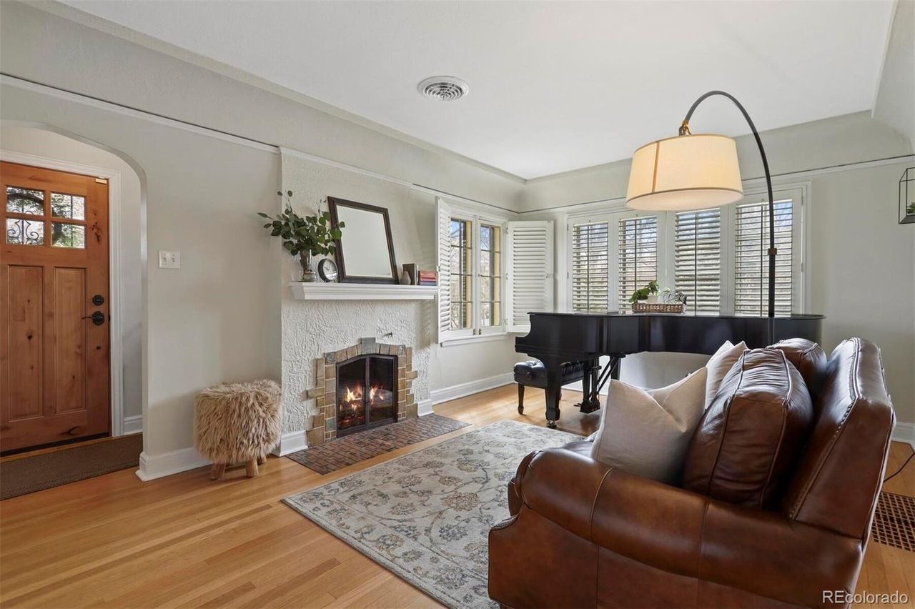 1401 Dahlia St. living room
