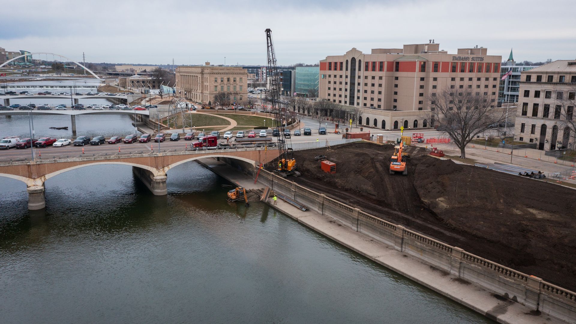 A photo of the Walnut Street Bridge.