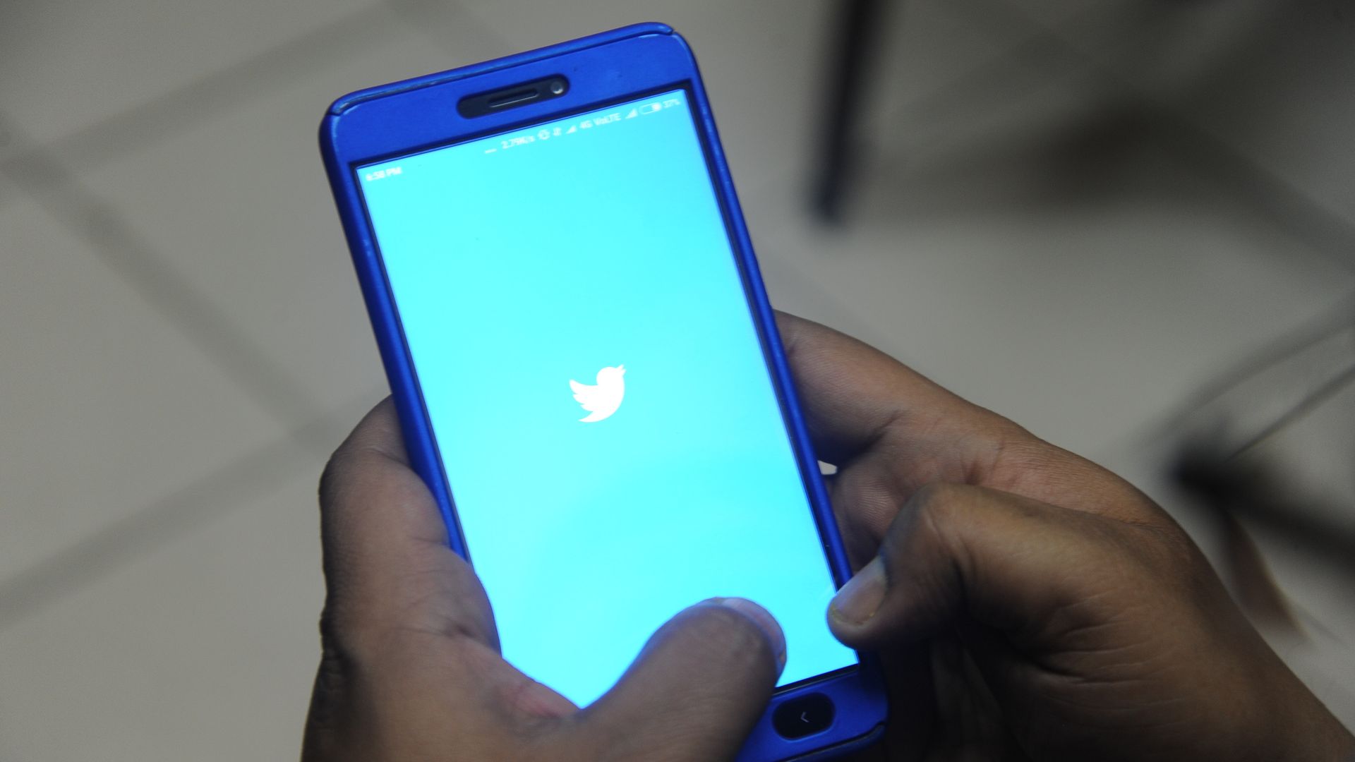 Man uses Twitter app.