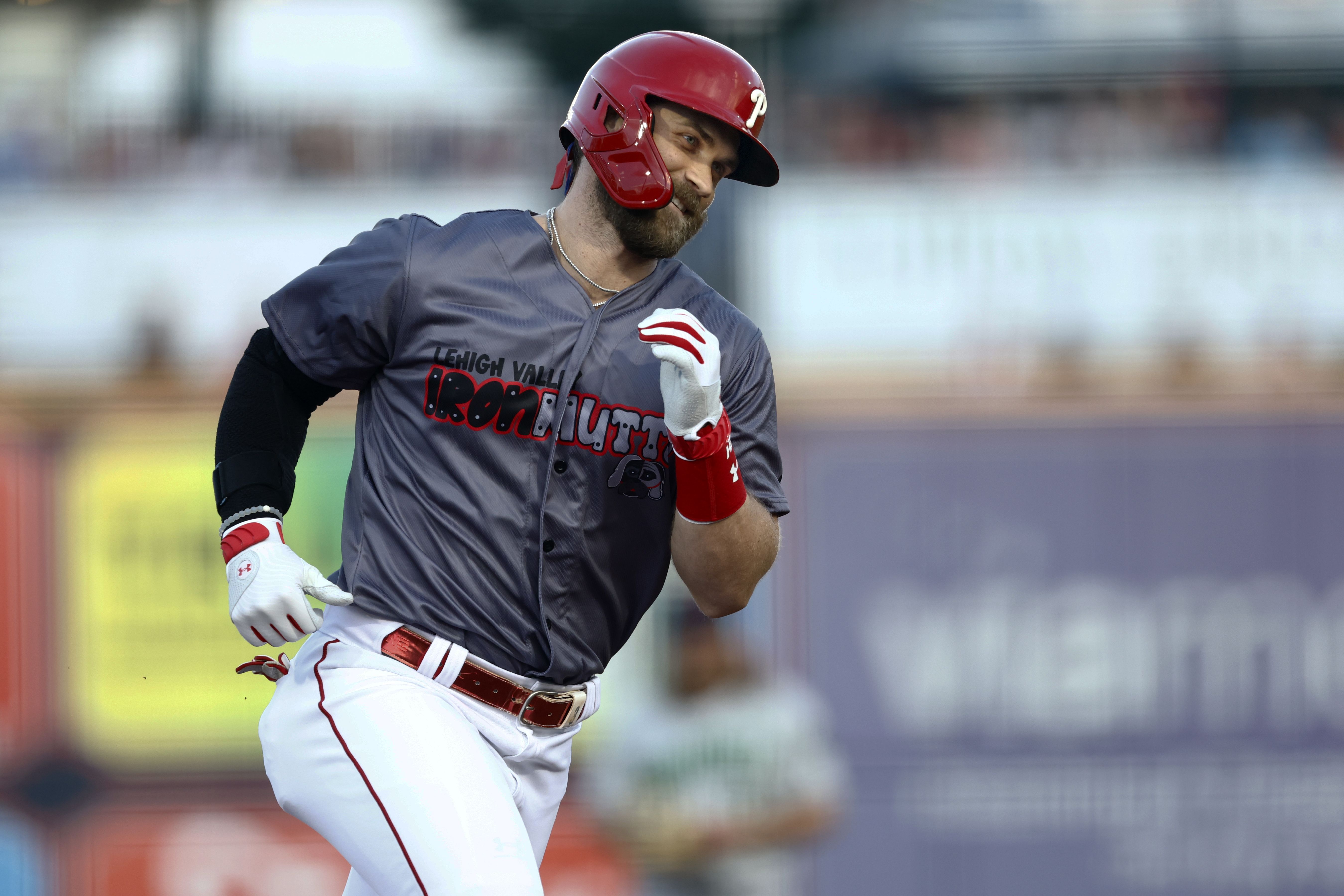 bryce harper rounding the bases