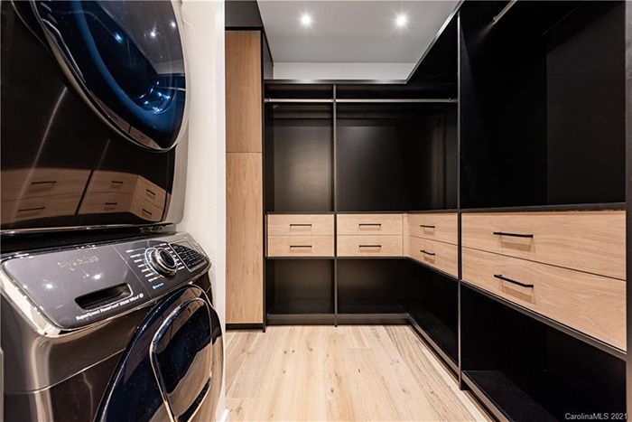 127 N Tryon St #414 closet