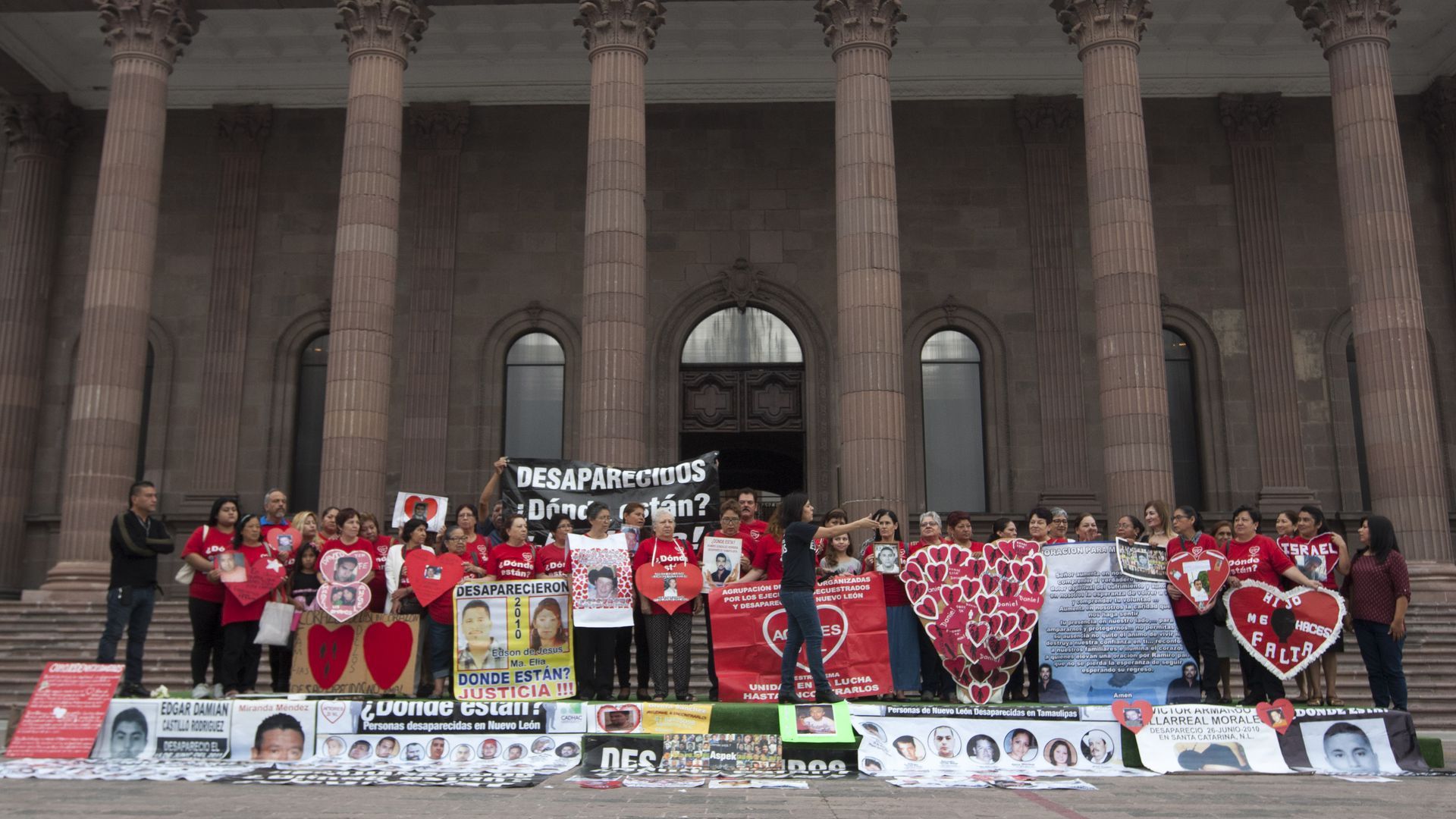 Picture of a large group of women protesting in Mexico