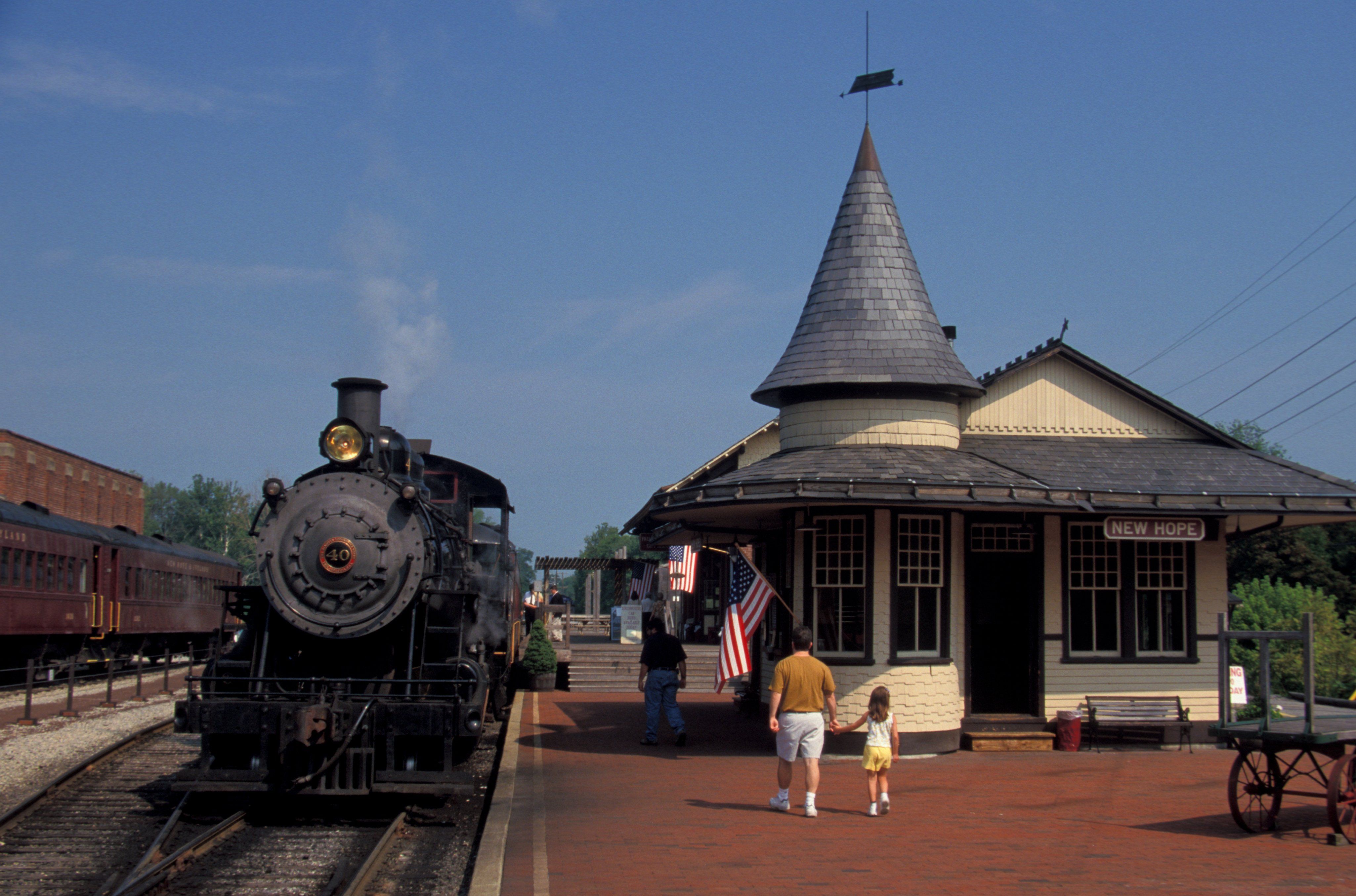 A train arrives in New Hope.