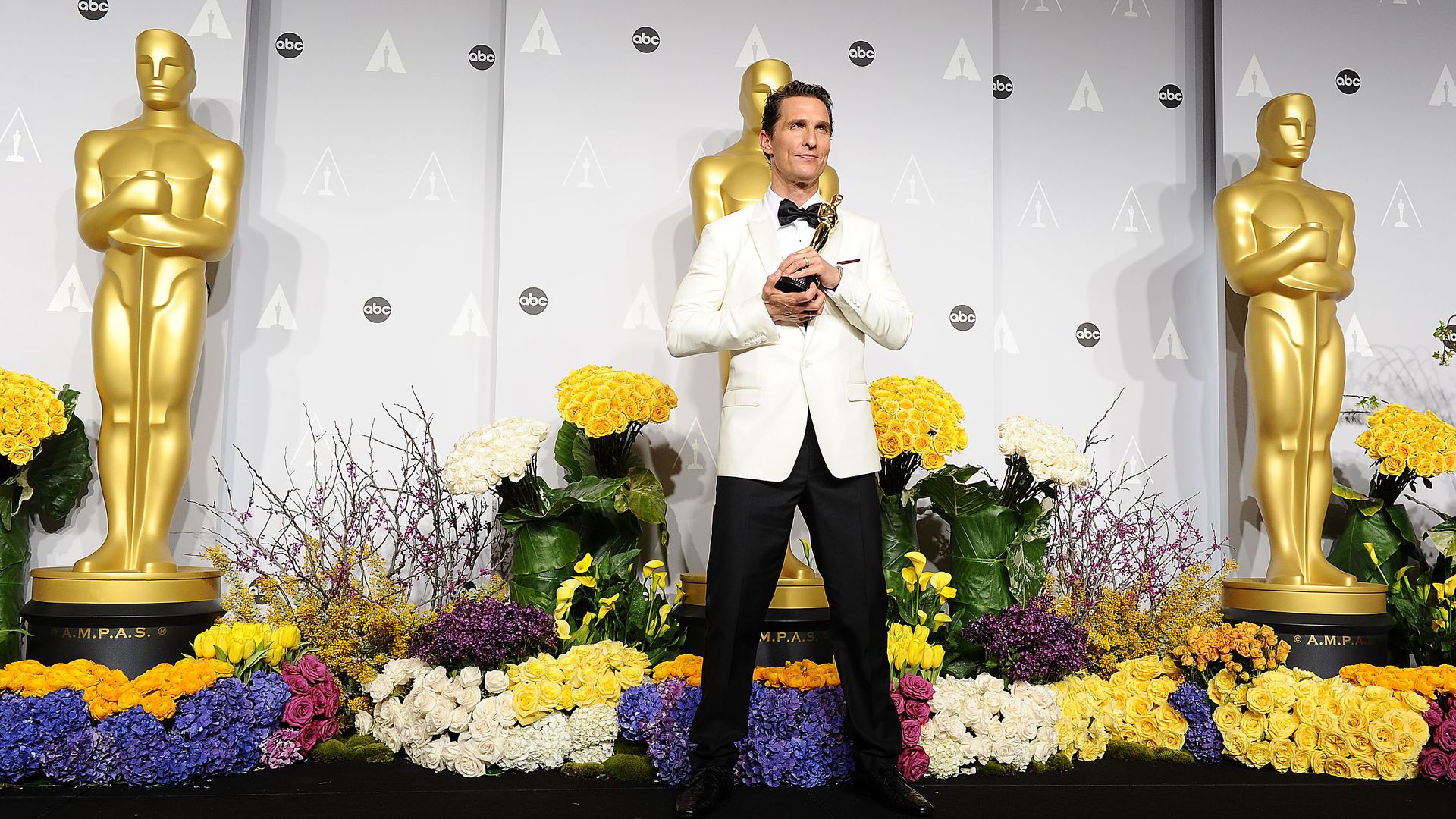 A photo of Matthew McConaughey with his Oscar