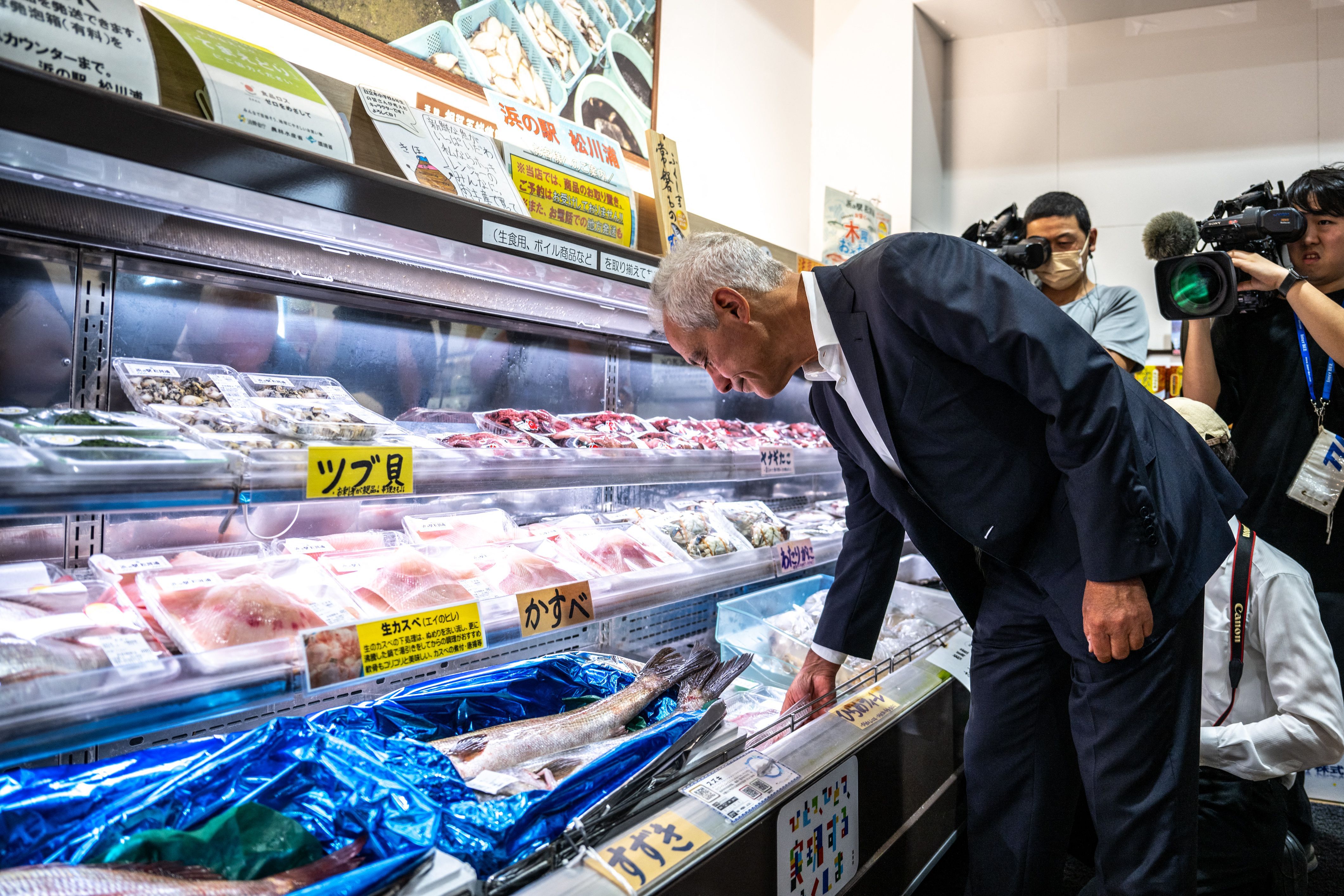 Rahm Emanuel visits Hamanoeki Fish Market and Food Court, as part of his trip to Soma City in Fukushima Prefecture 