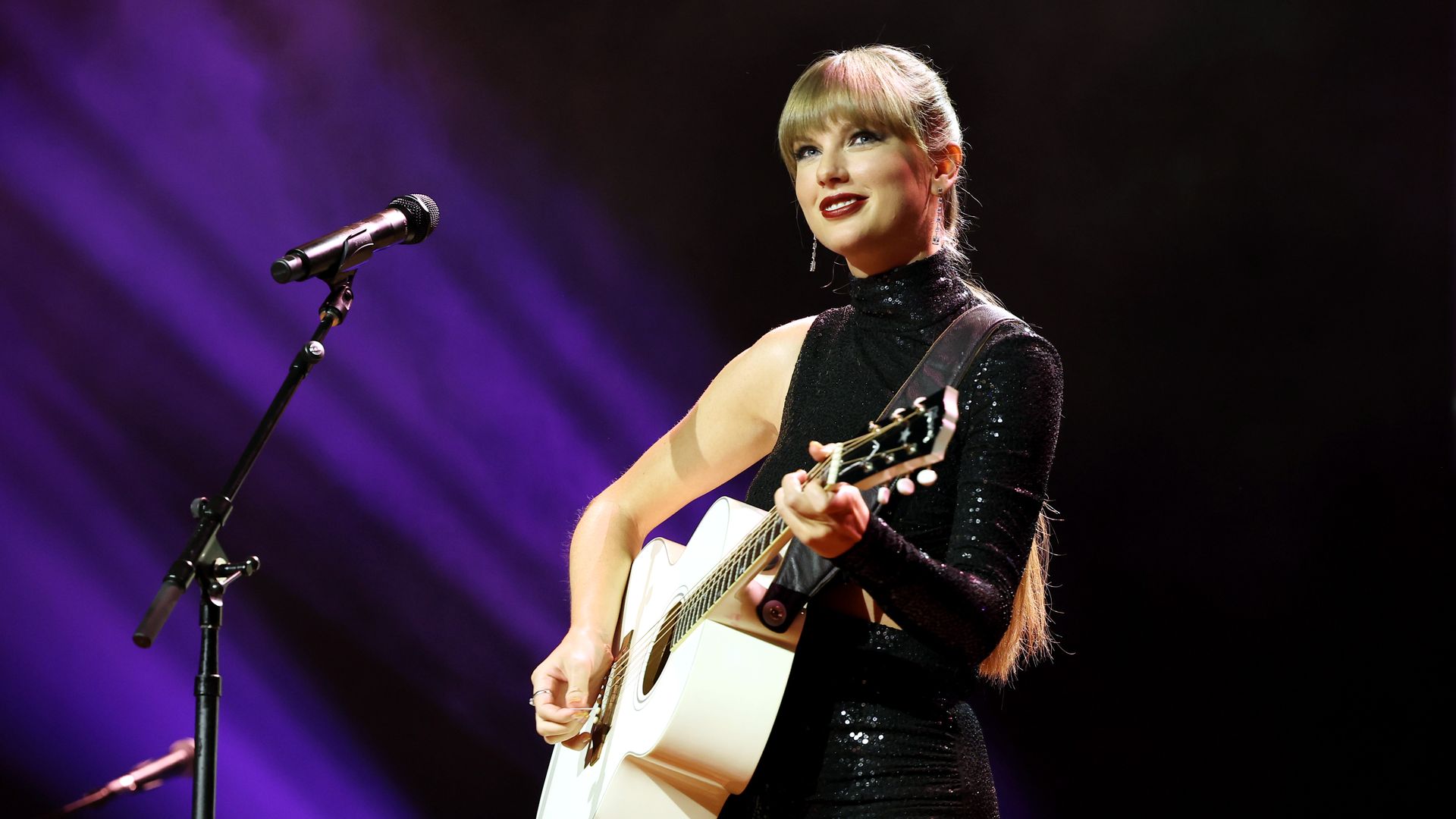 Taylor Swift performing.