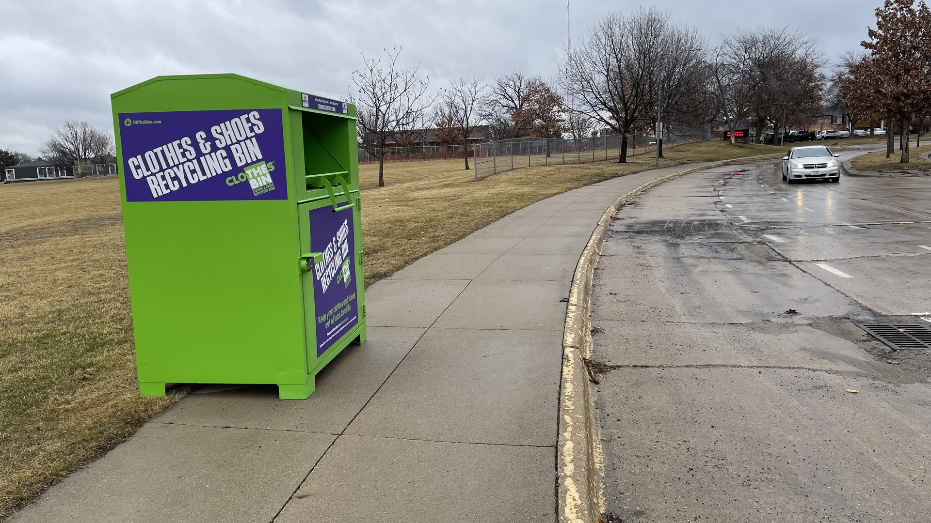 A photo of a recycling bin.