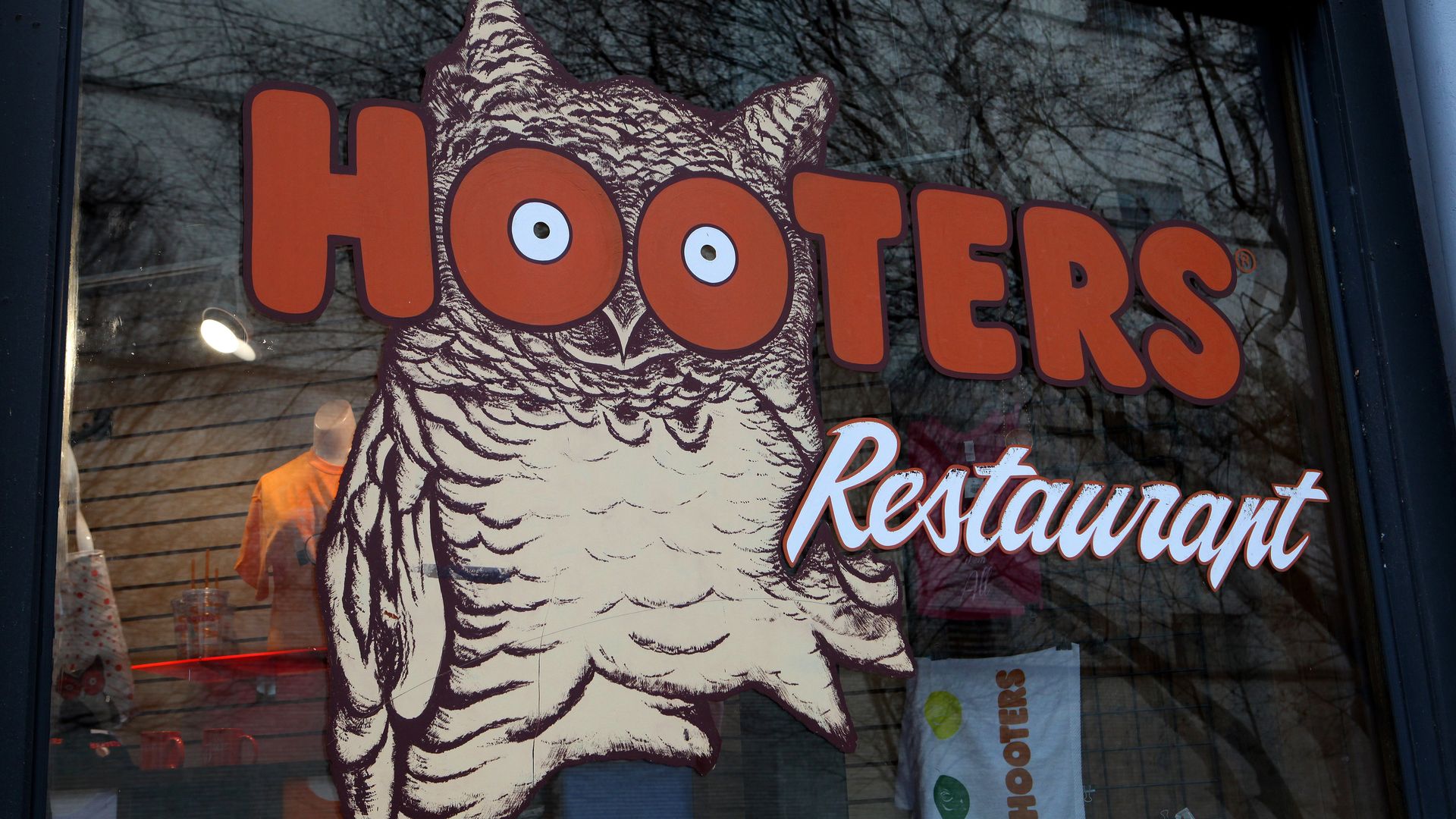 Hooters restaurant logo
