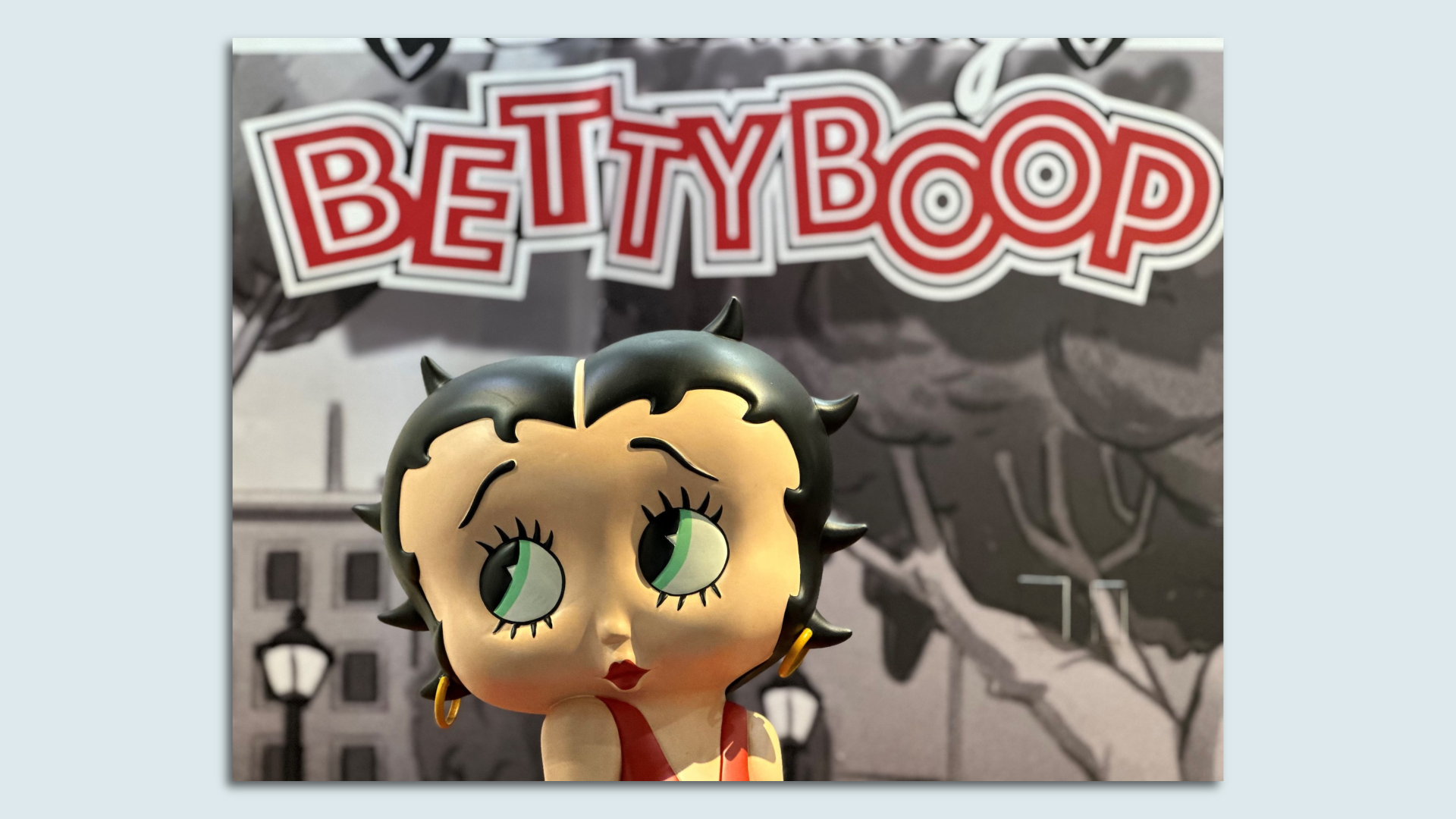 A betty boop statue. 