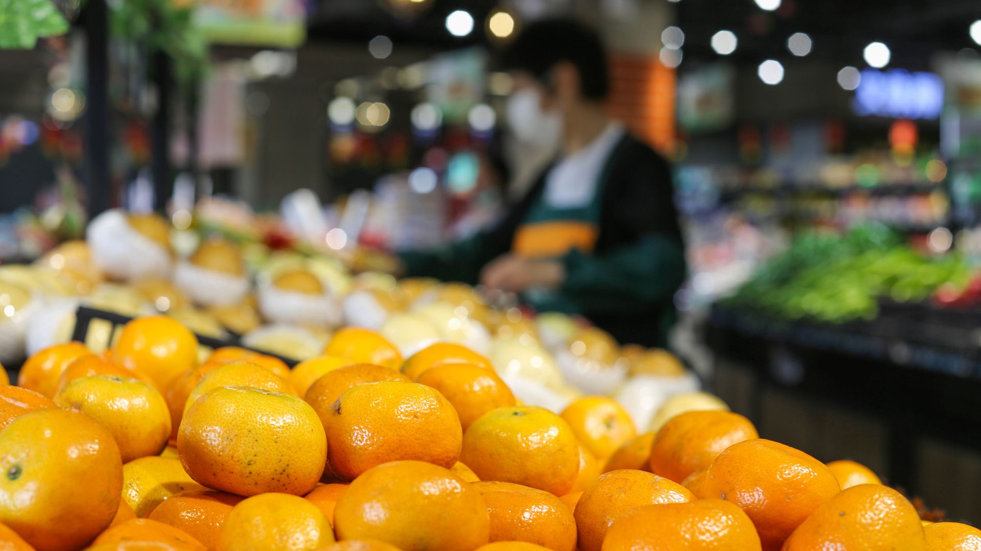 Oranges at a grocery store