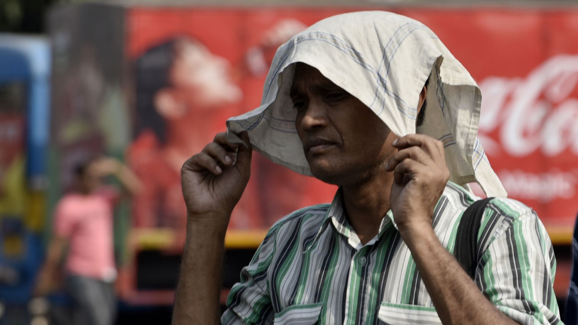A man covers his head with a handkerchief amid a heatwave in Kolkata, India, 25 April, 2022. 