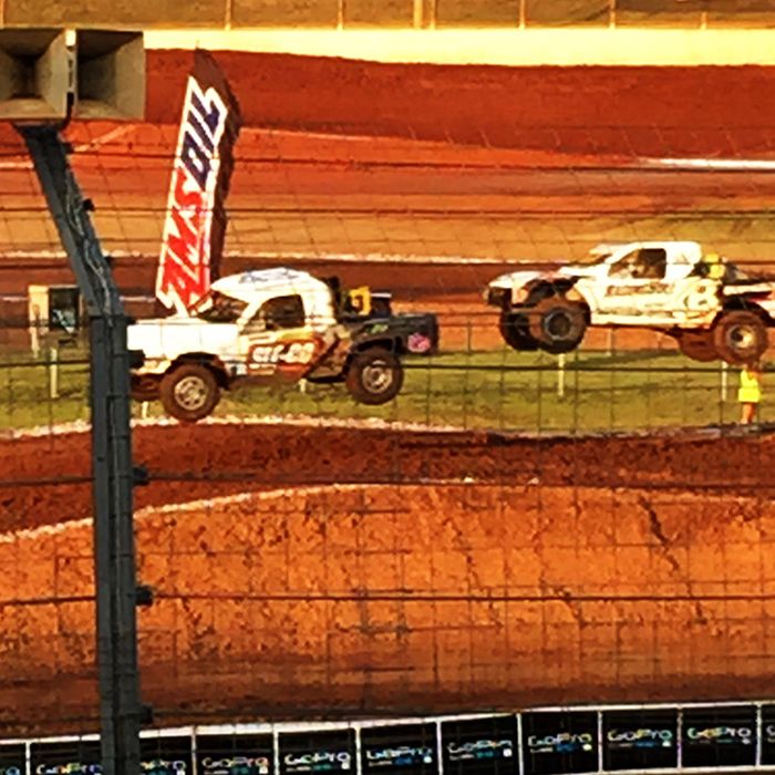 truck-dirt-racing