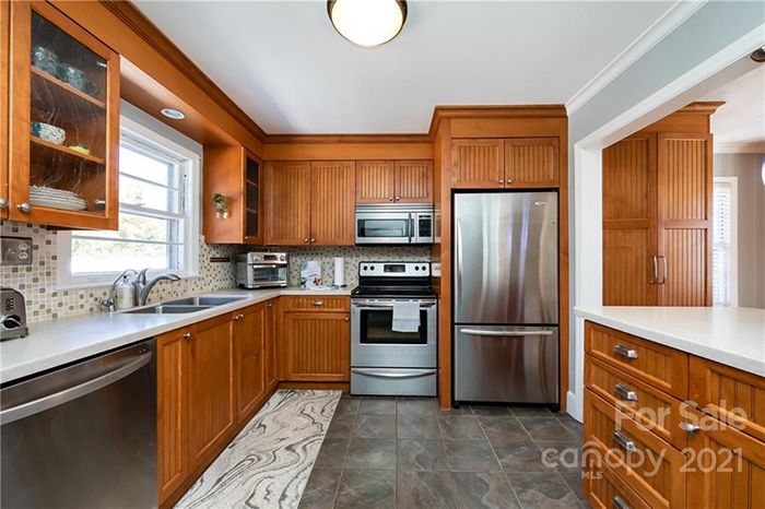 1121 Roanoke Ave.  kitchen