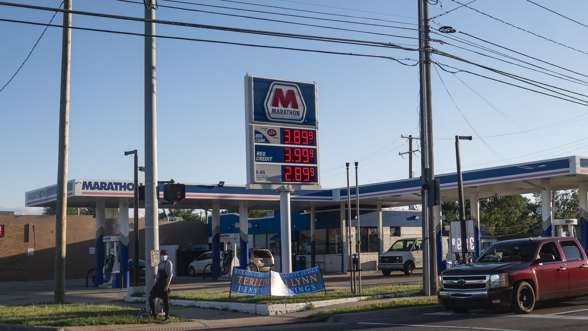Gas station displays prices