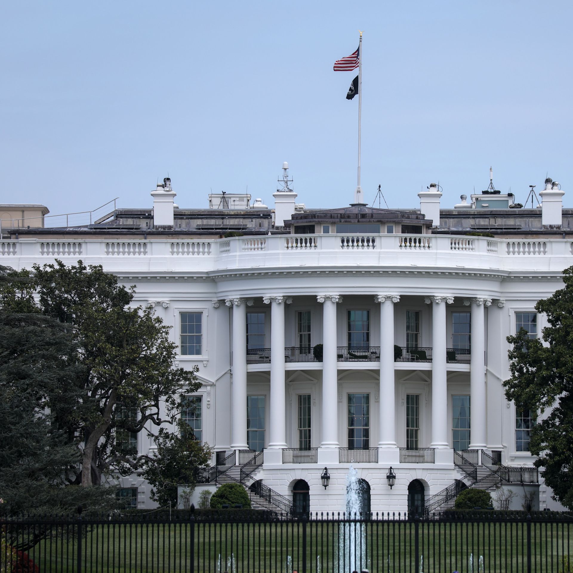 White House exterior.