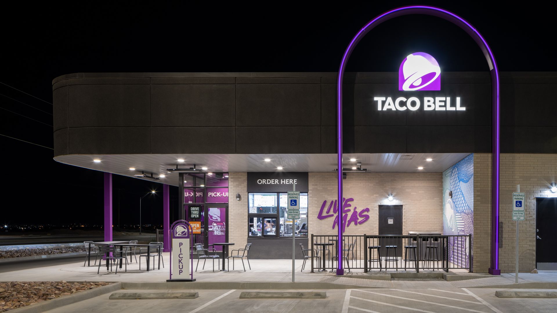 Exterior of a Taco Bell restaurant