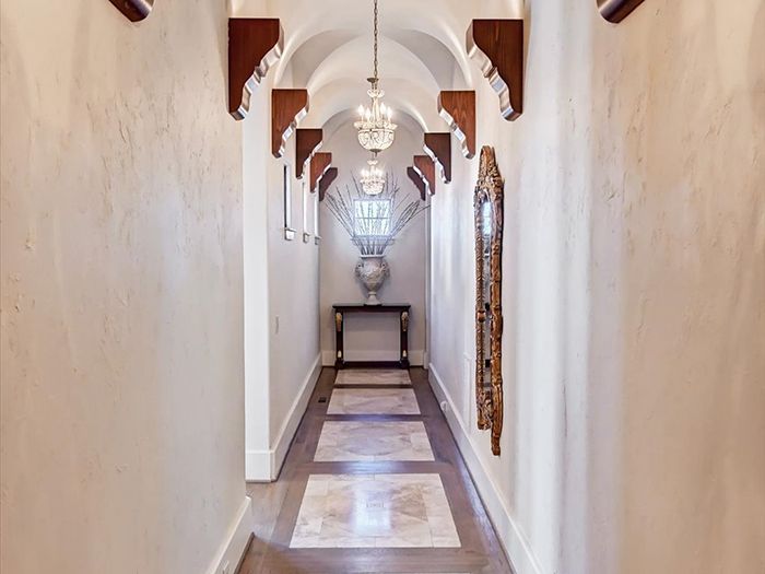 16125 Jetton Rd. interior hallway details