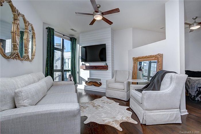 525 E. 6th St. #419 living