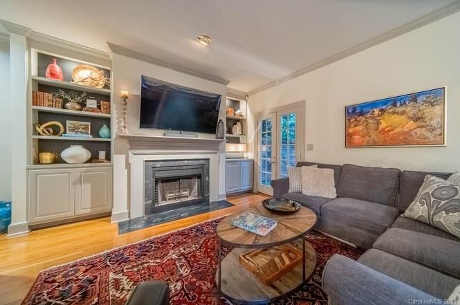 4412 Columbine Ct living room