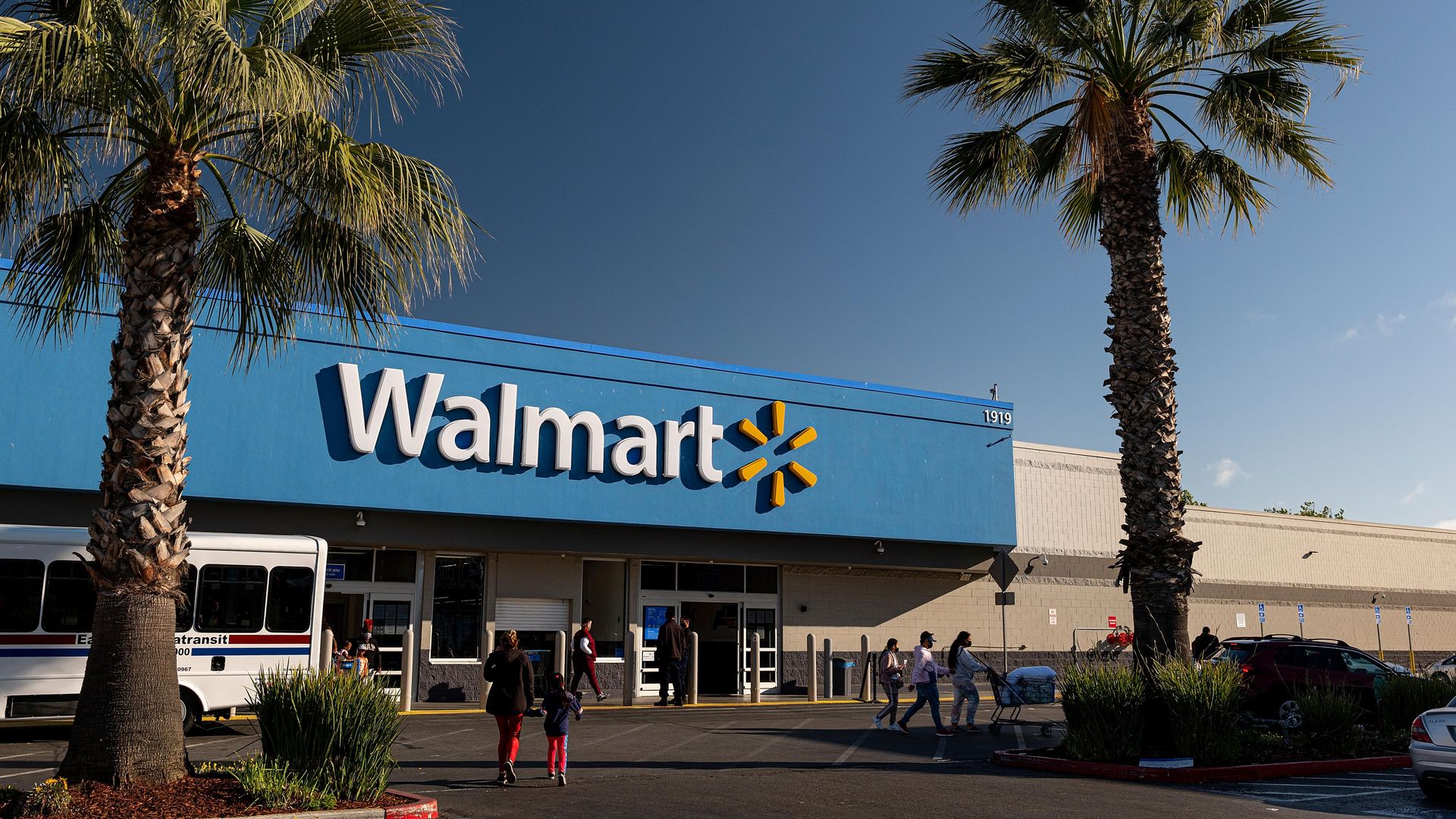 Walmart offers to fully cover employees' college tuition and books