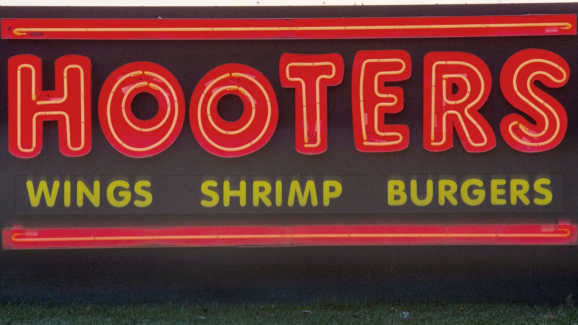 A Hooters sign