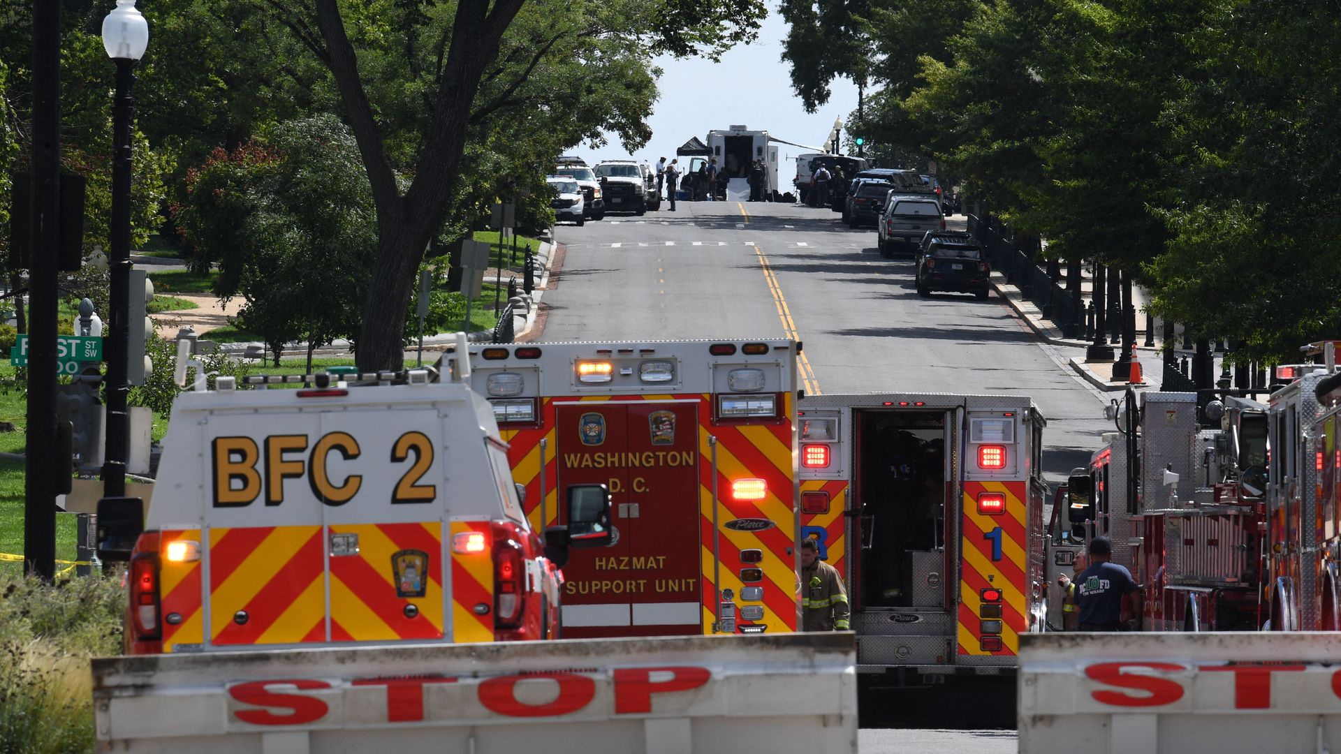 First responders and police investigating Floyd Ray Roseberry's bomb threat outside the U.S. Capitol on Aug. 19. 