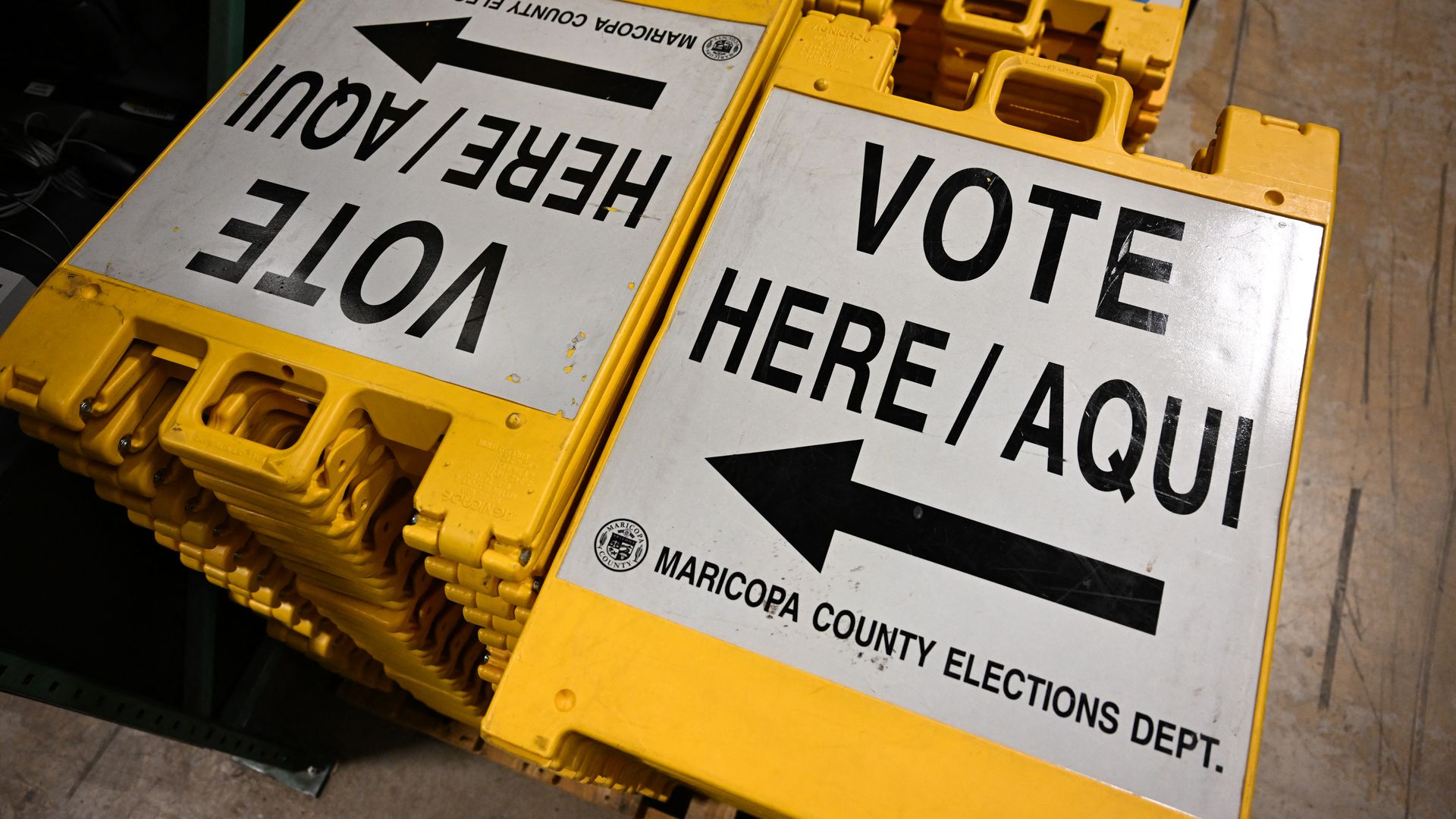 Sandwich boards that say "VOTE HERE/AQUI."
