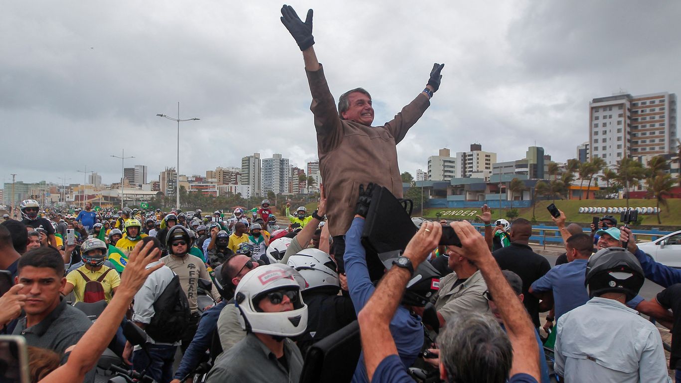 Com o aquecimento da eleição no Brasil, Lula lidera Bolsonaro