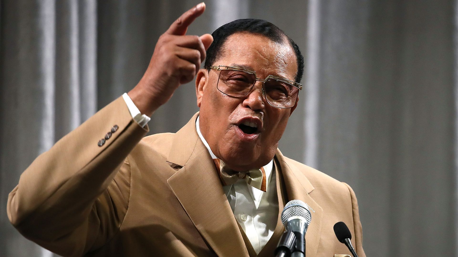 Louis Farrakhan speaking at the Watergate hotel.