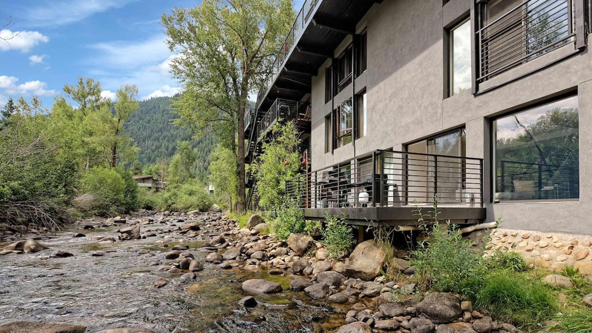 airbnbs driving distance from denver