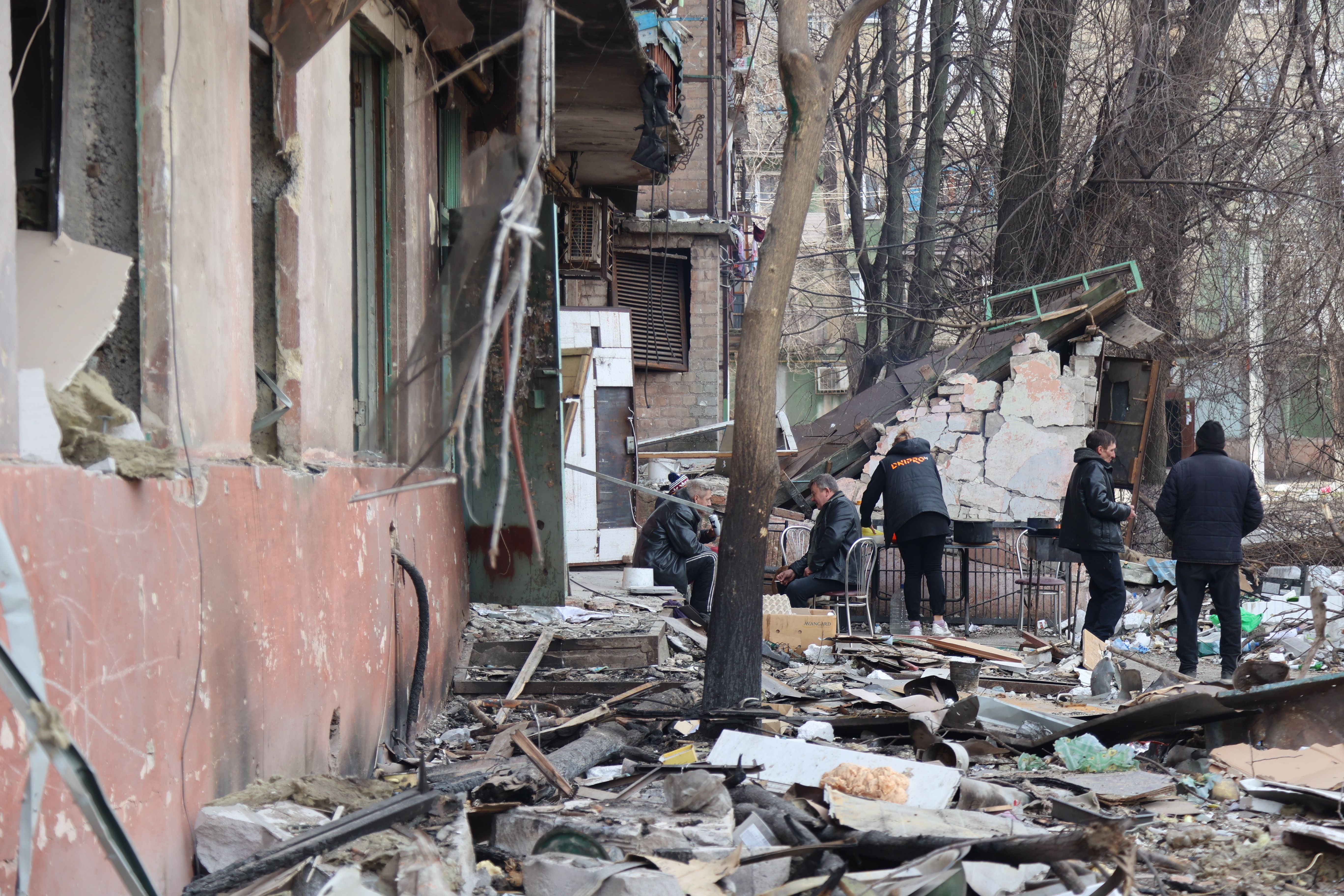     Veduta di edifici e veicoli danneggiati dopo il bombardamento della città ucraina di Mariupol il 29 marzo, controllata dall'esercito russo e dai separatisti filo-russi.