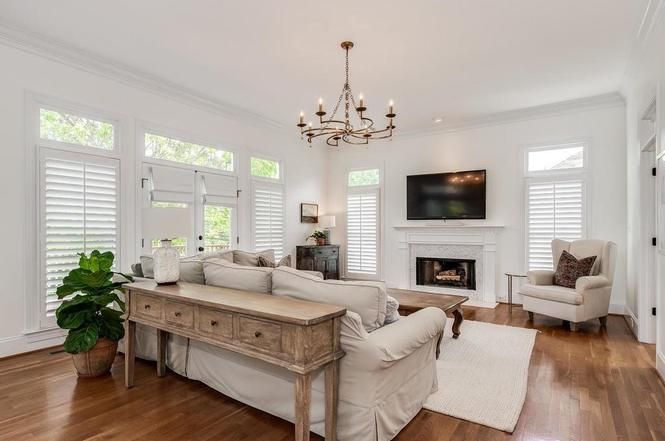 658 Vendue Pl living room