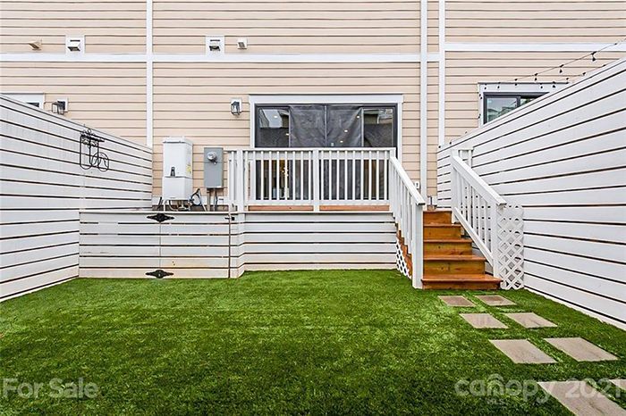 916 Van Every St, yard