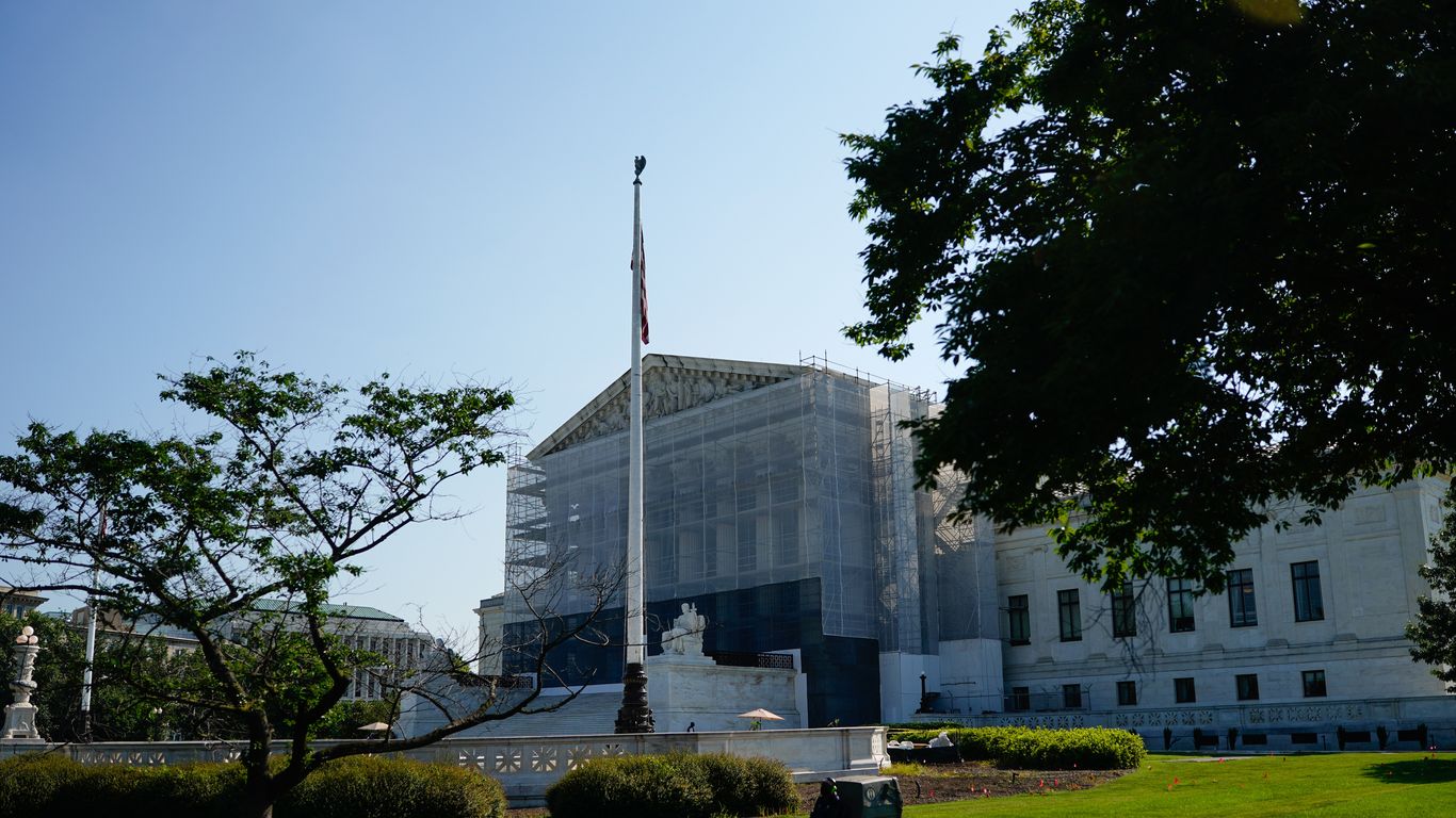 More than 300,000 Venezuelans at risk of deportation under new Supreme Court ruling