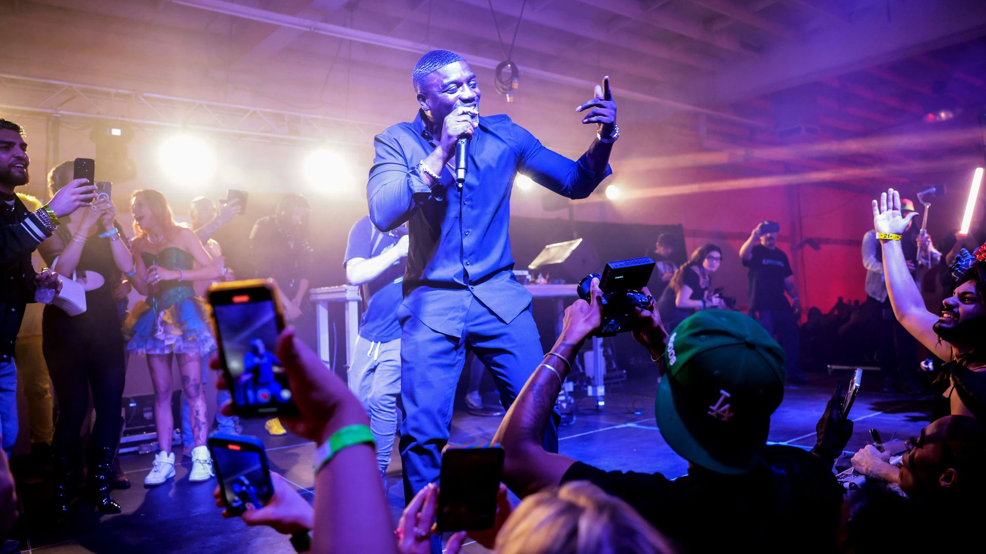 Akon performing.