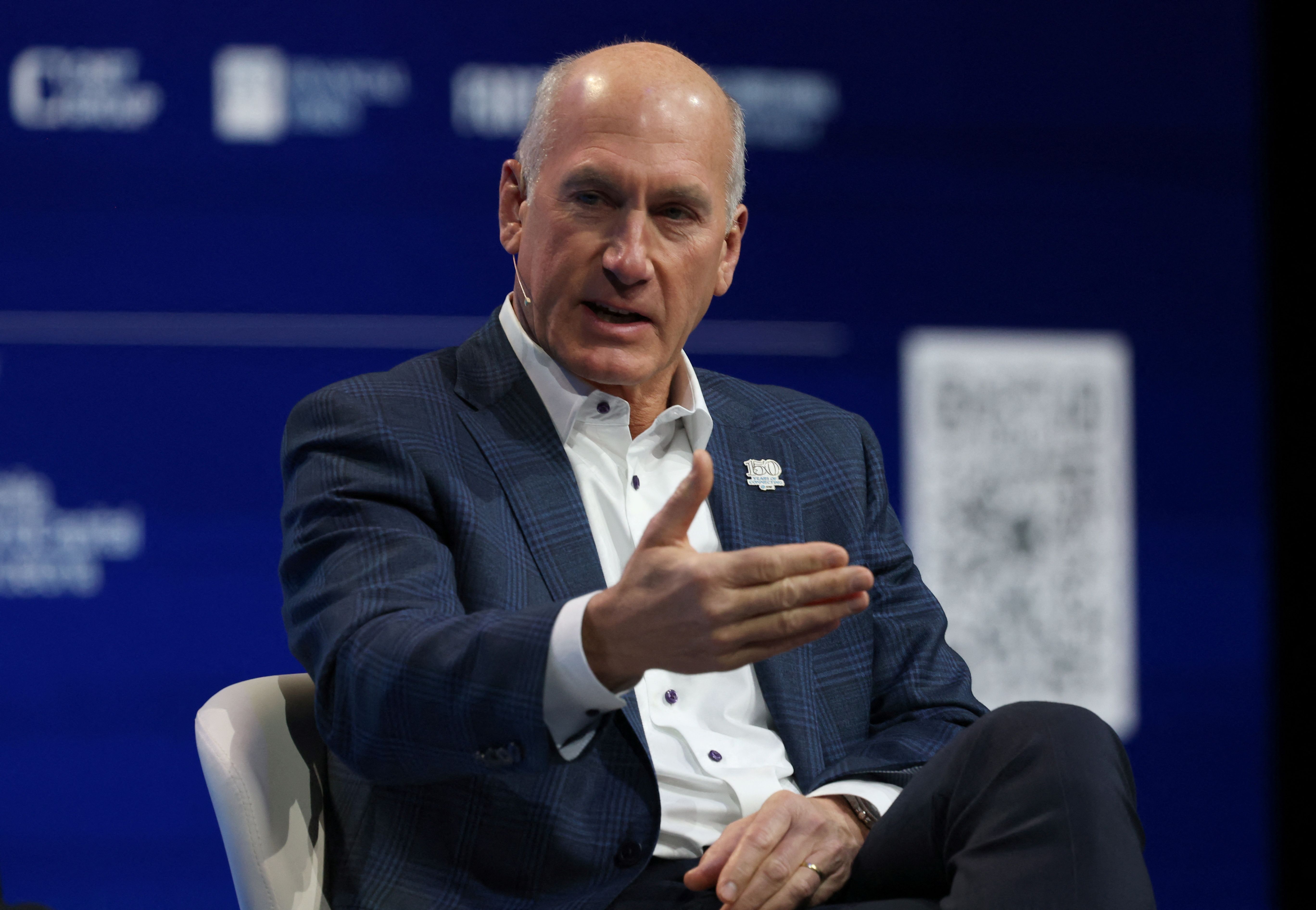 axios.com - Nathan Bomey - AT&T CEO says Elon Musk's SpaceX phone strategy not 'viable'