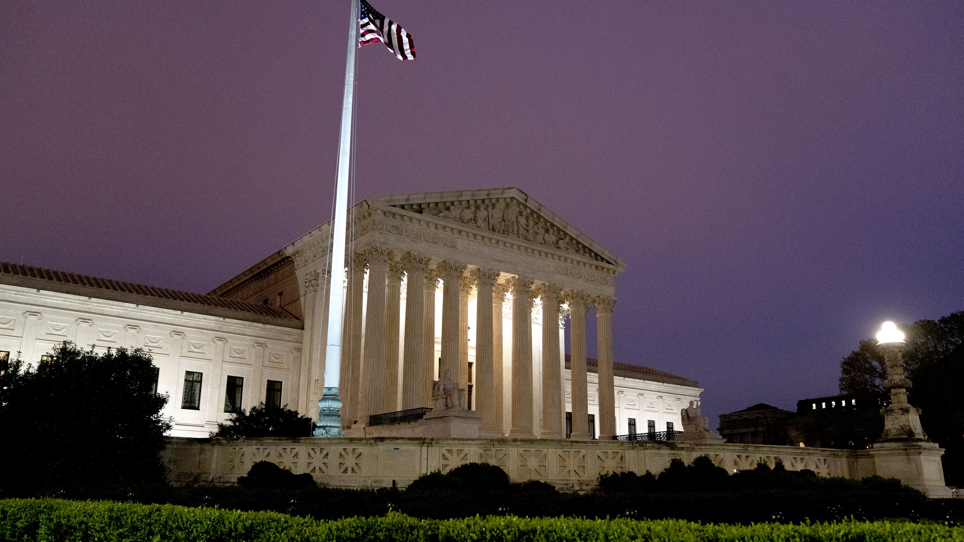 Picture of the U.S. Supreme Court building taken at night time