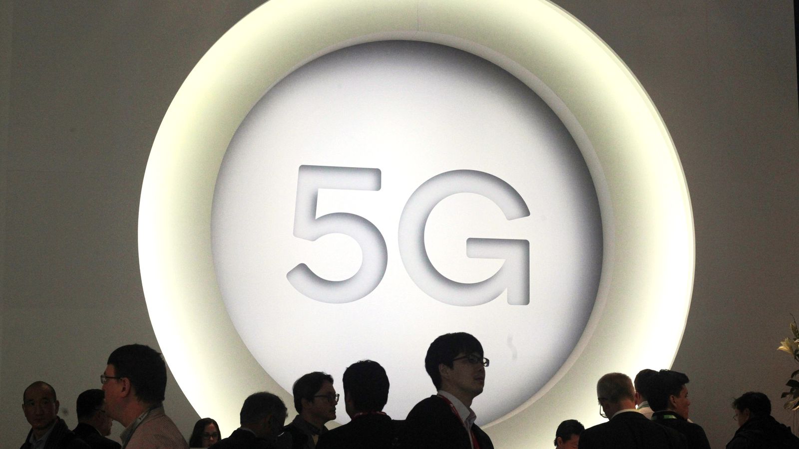 FCC tries to speed up 5G network deployment