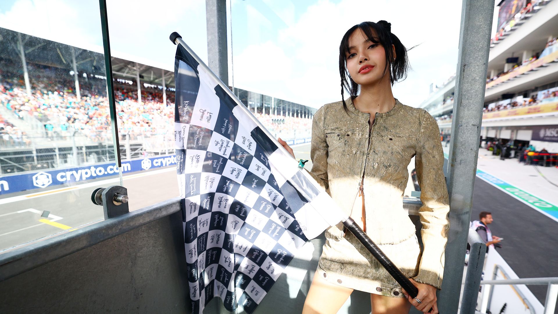MIAMI, FLORIDA - MAY 05: Lisa prepares to wave the chequered flag during the F1 Grand Prix of Miami at Miami International Autodrome on May 05, 2024 in Miami, Florida. (Photo by Clive Rose - Formula 1/Formula 1 via Getty Images)
