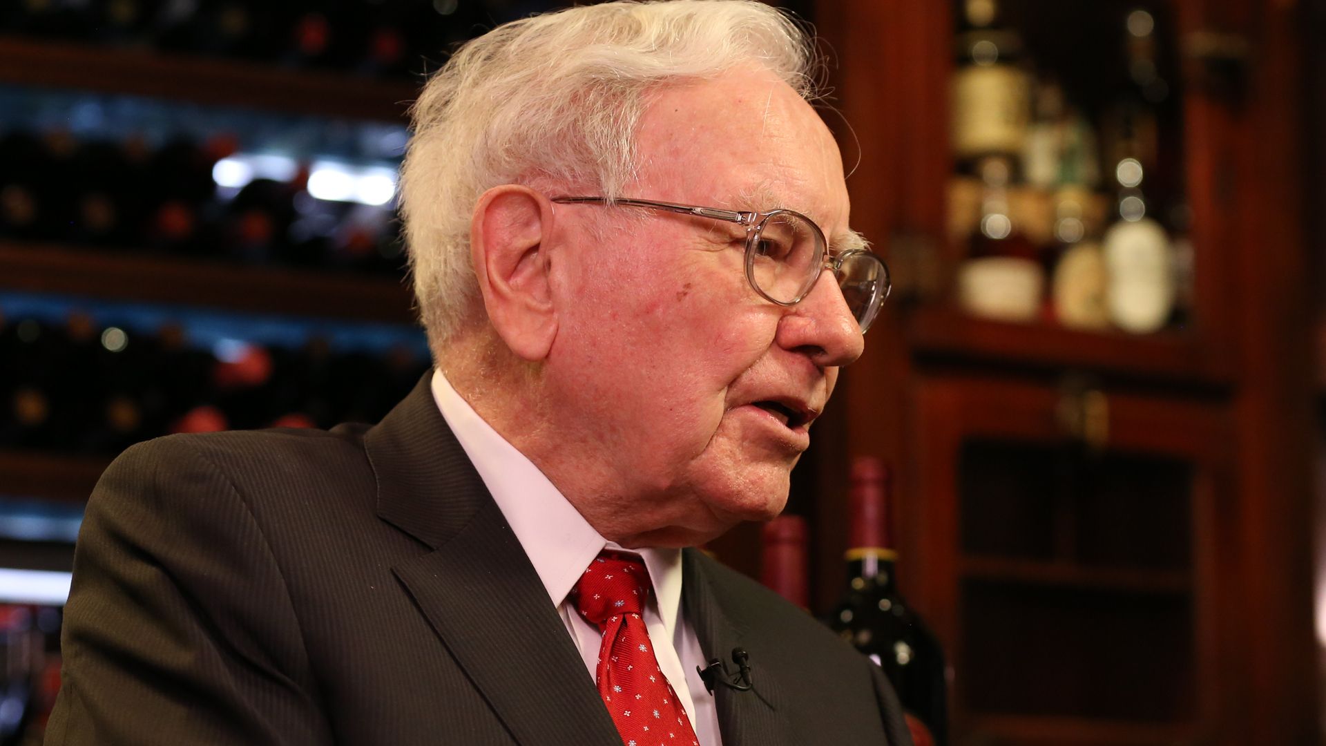 Warren Buffet sits at a bar and speaks