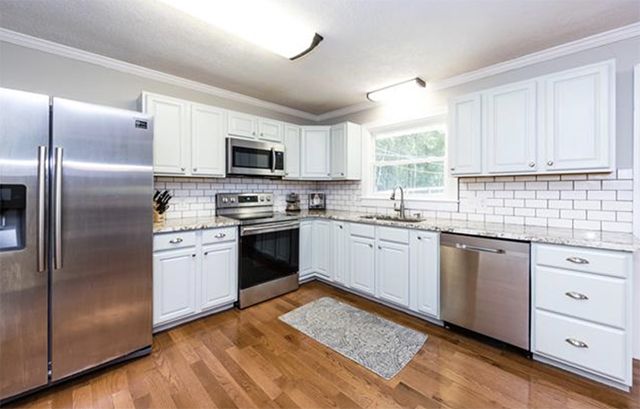 24 Seneca Place kitchen