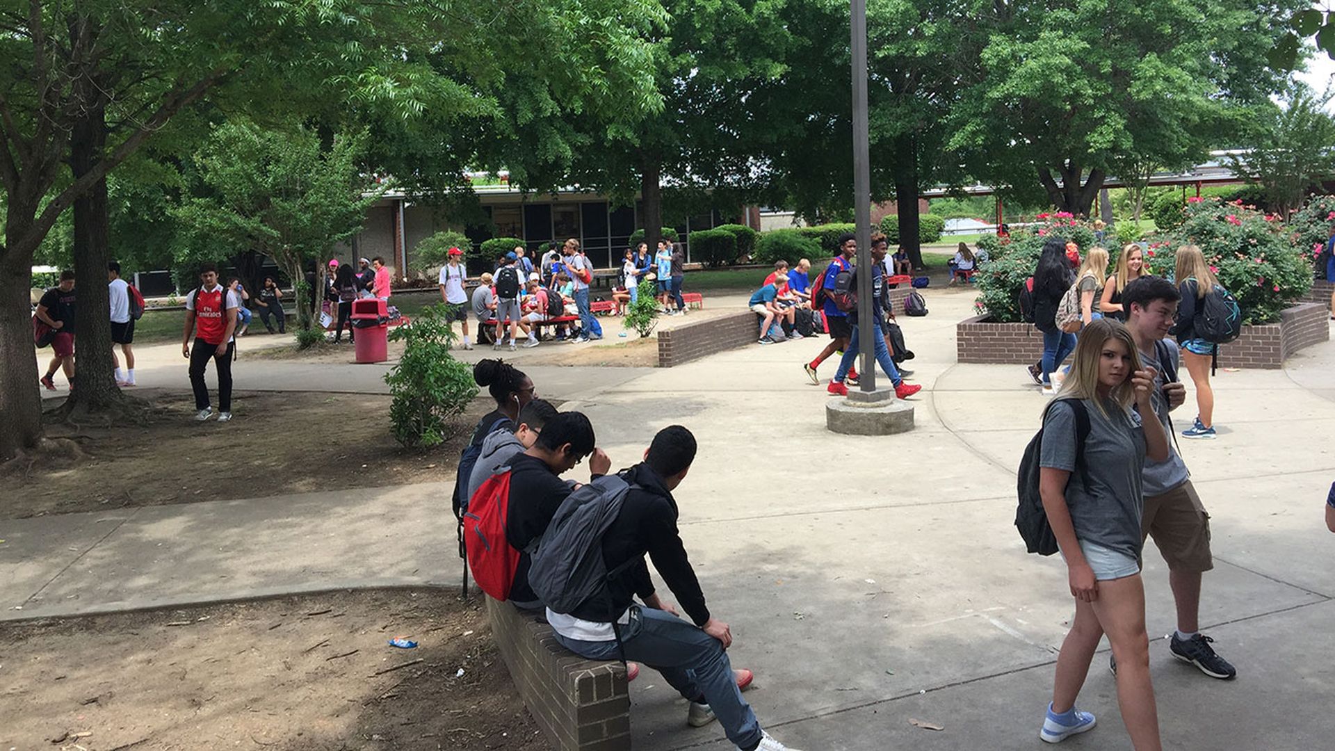 South-Meck-courtyard-lunch