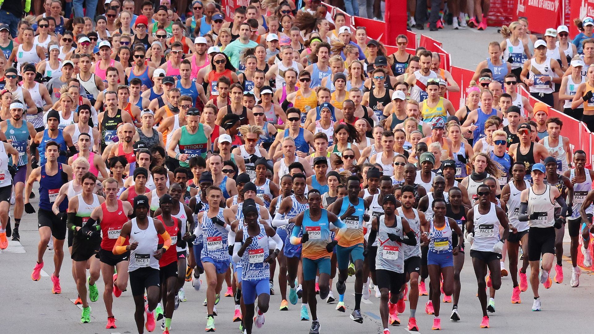 A pack of runners at the Chicago Marathon.
