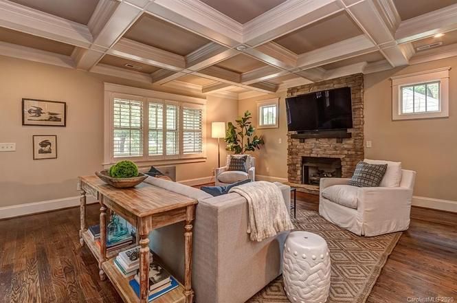 1411 Ivey Dr livibng room