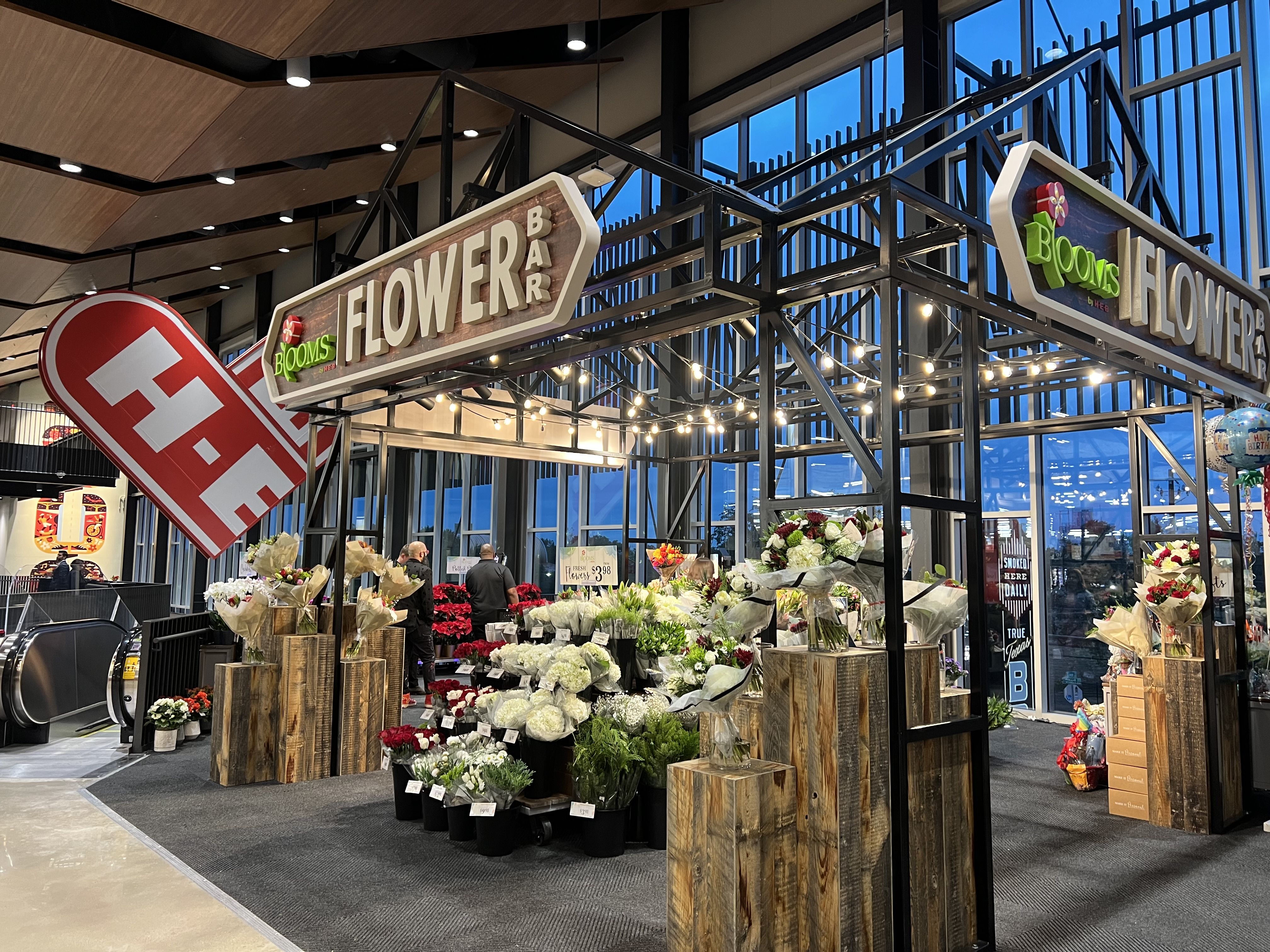 a photo of a flower bar and an HEB sign in the background.