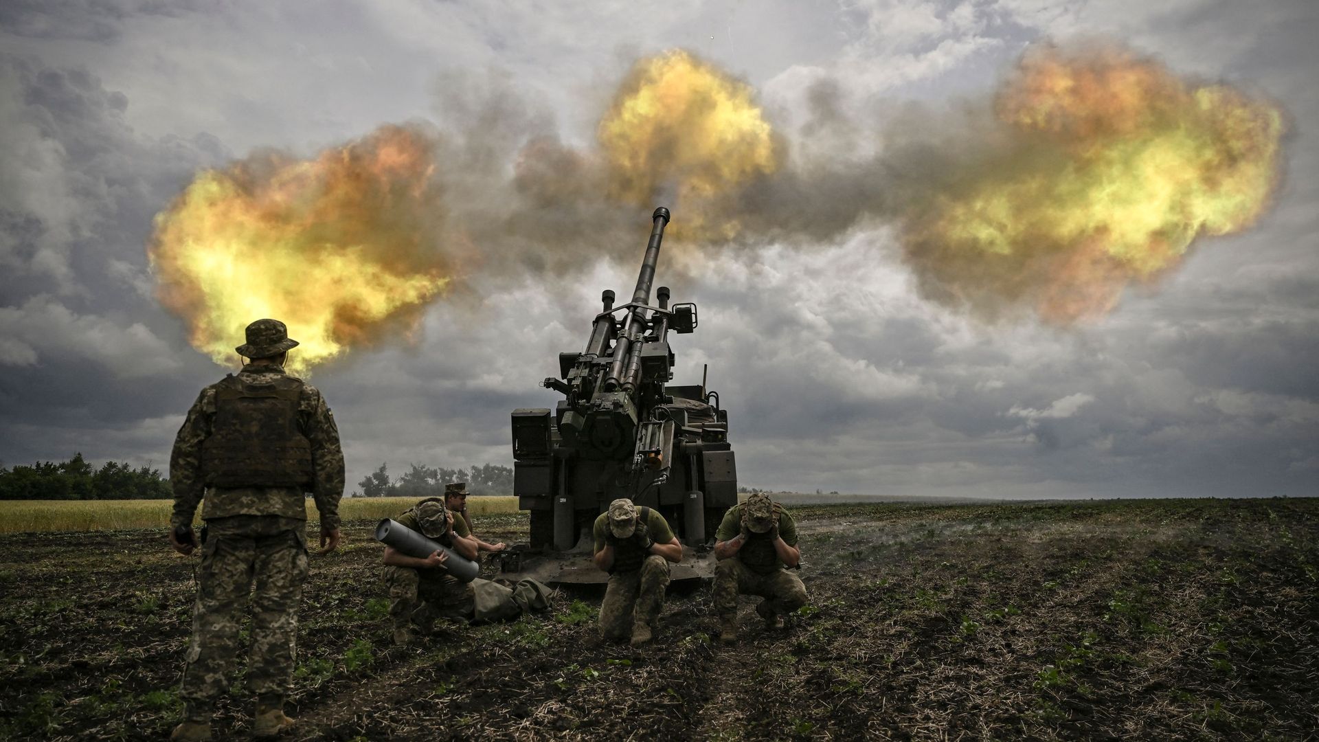 Ukrainian soldiers with big cannon gun