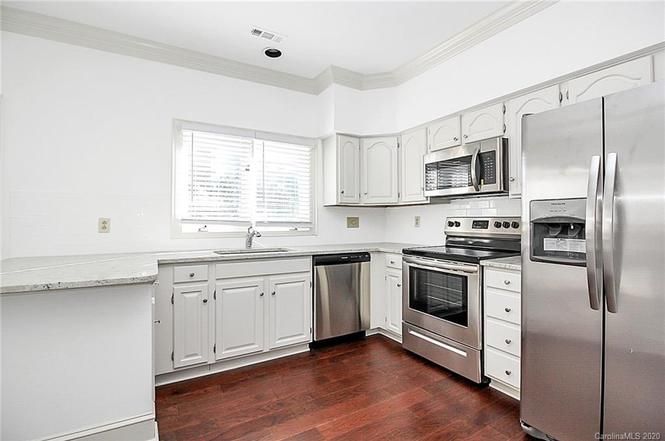 325 Queens Rd #11 kitchen